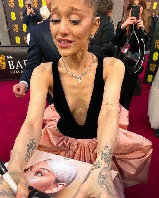 “La peau sur les os” : les dernières photos d’Ariana Grande confirment le pire, la chanteuse au plus mal