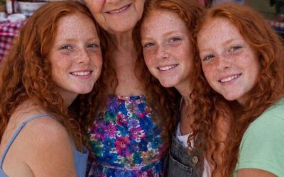 La femme de mon défunt fils m’a confié leurs trois filles triplées car elle « voulait une vie meilleure ». Quinze ans plus tard, elle s’est présentée à notre porte, et ce que les filles ont fait l’a fait hurler.